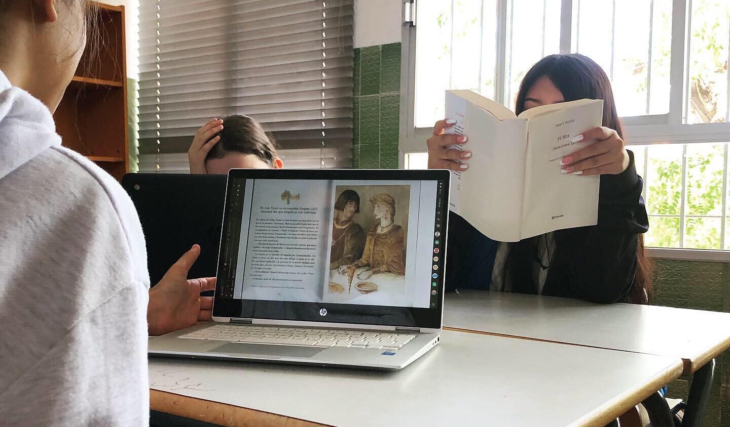 Amplia Biblioteca y espacio de estudio del colegio JM Fuensanta Valencia