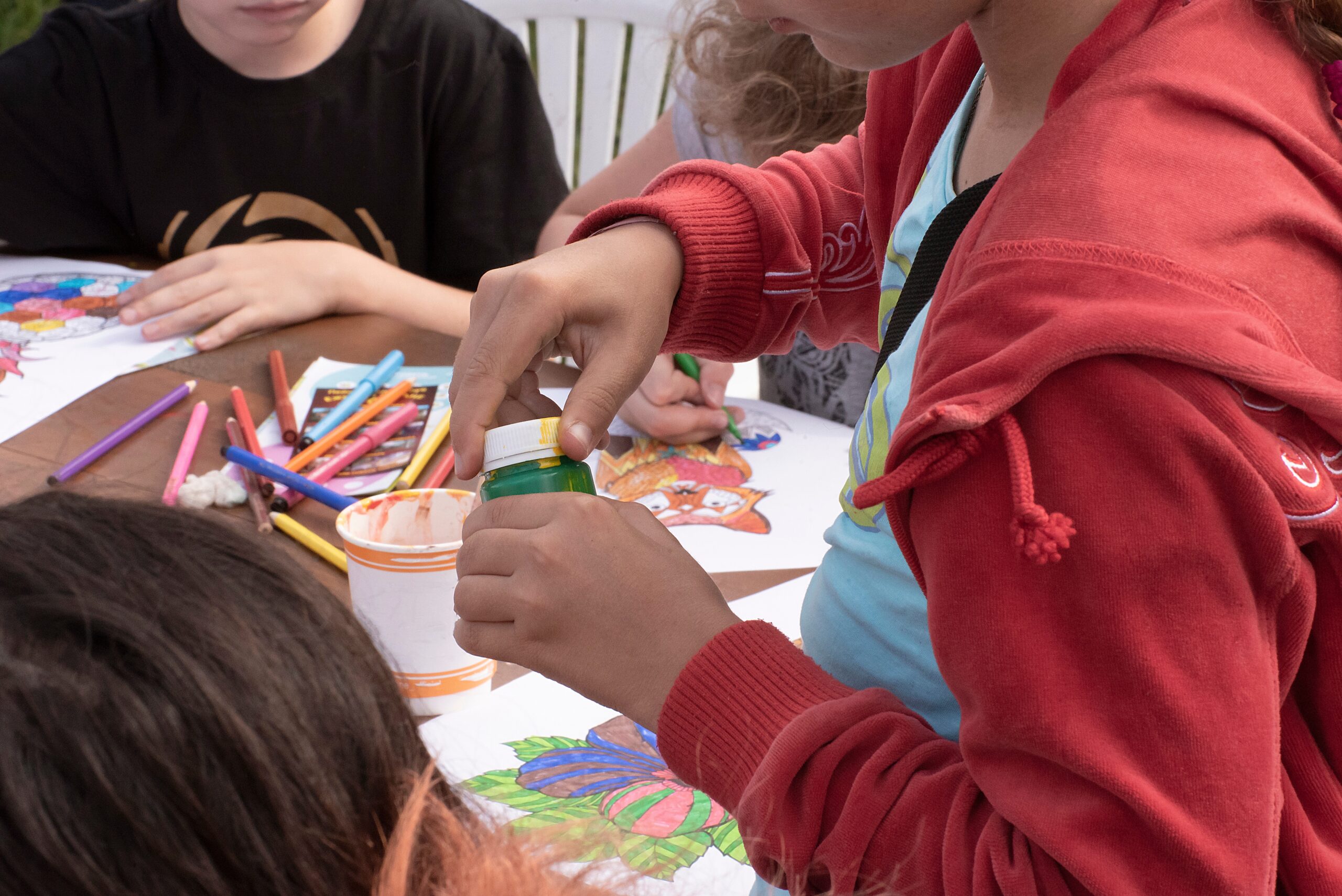 Niños haciendo manualidades