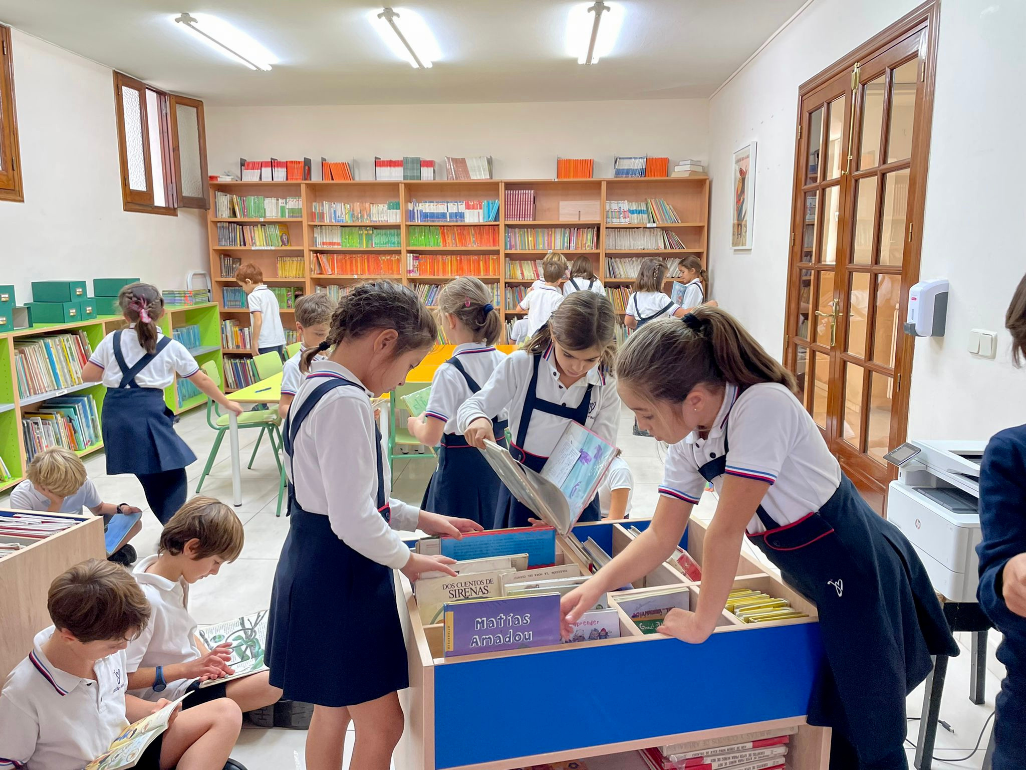 Lectura comprensiva en Primaria en la biblioteca escolar con alumnado leyendo libros