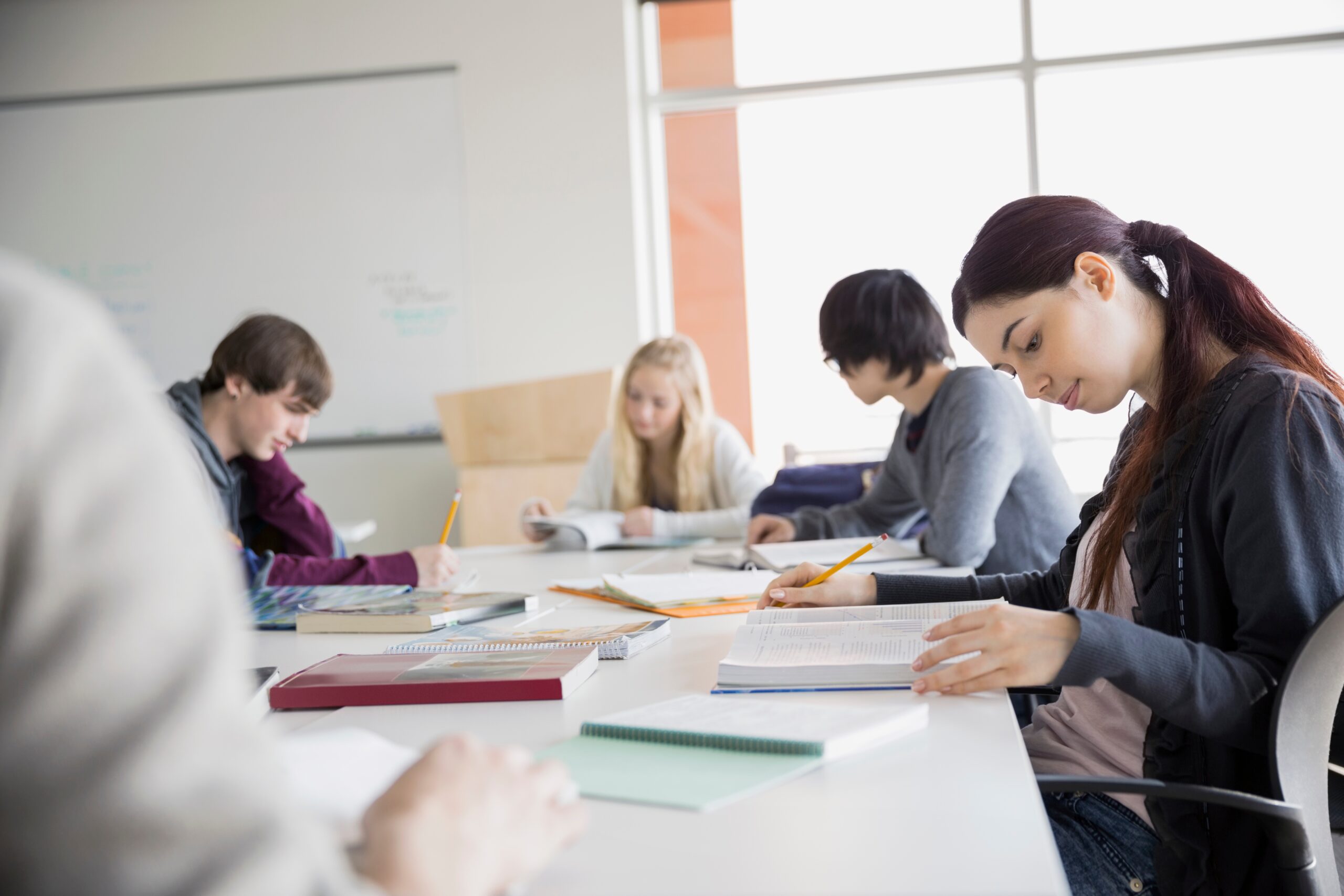 alumnos en edad adulta estudiando materias de la FP Dual de Administración en empresas