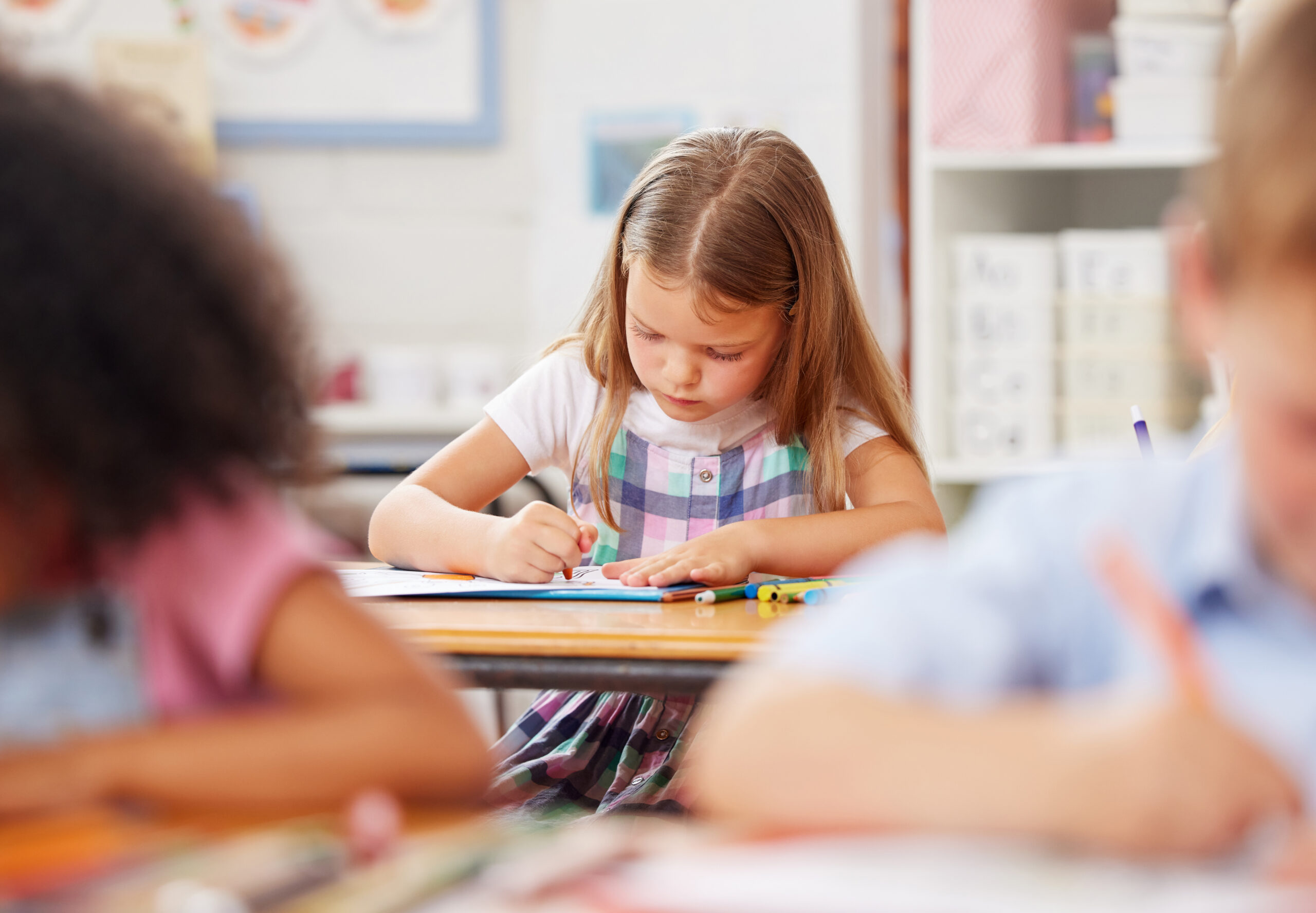 Niña trabajando actividades escolares para desarrollar competencias clave en primaria