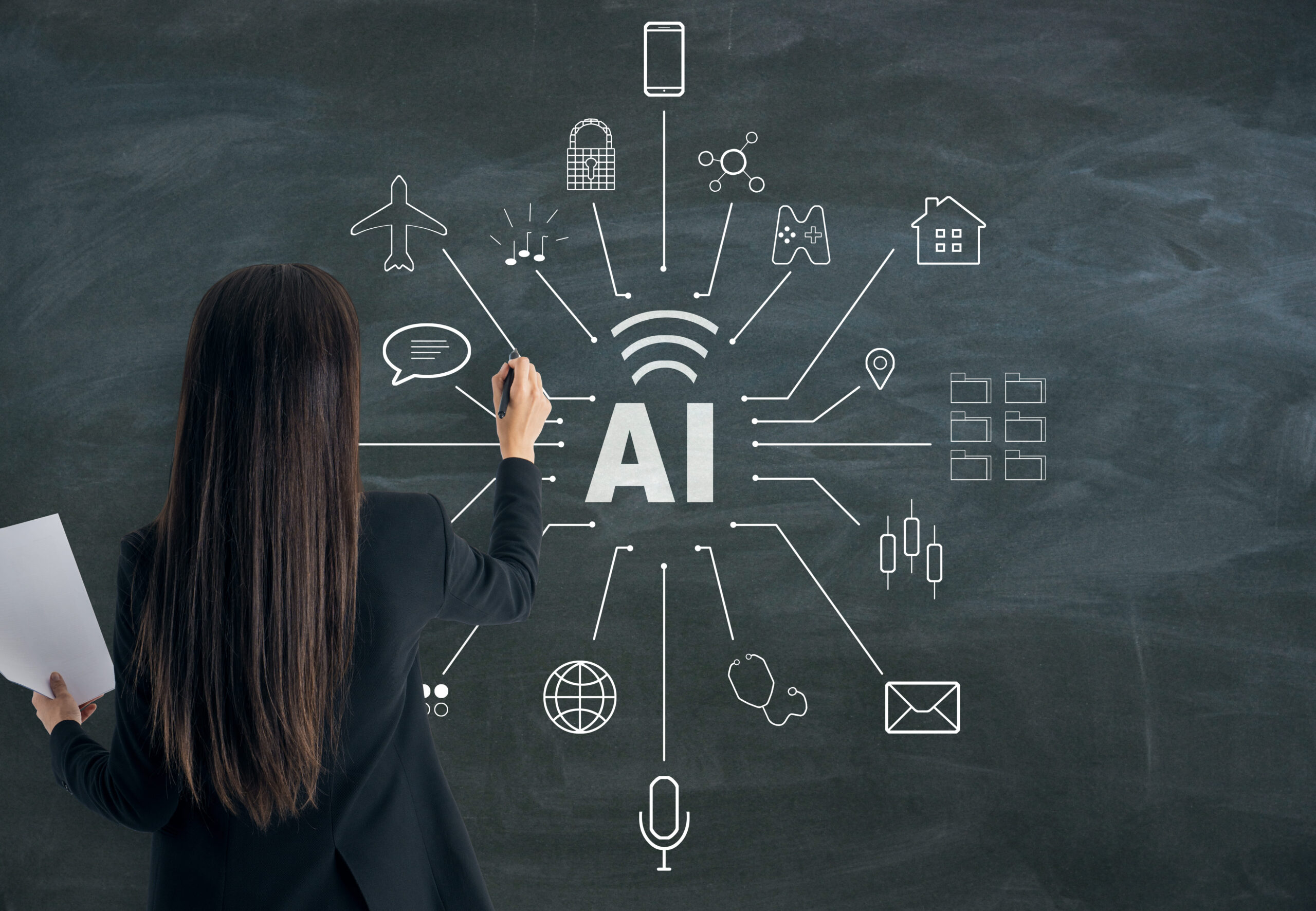 Alumna escribiendo sobre inteligencia artificial en la pizarra