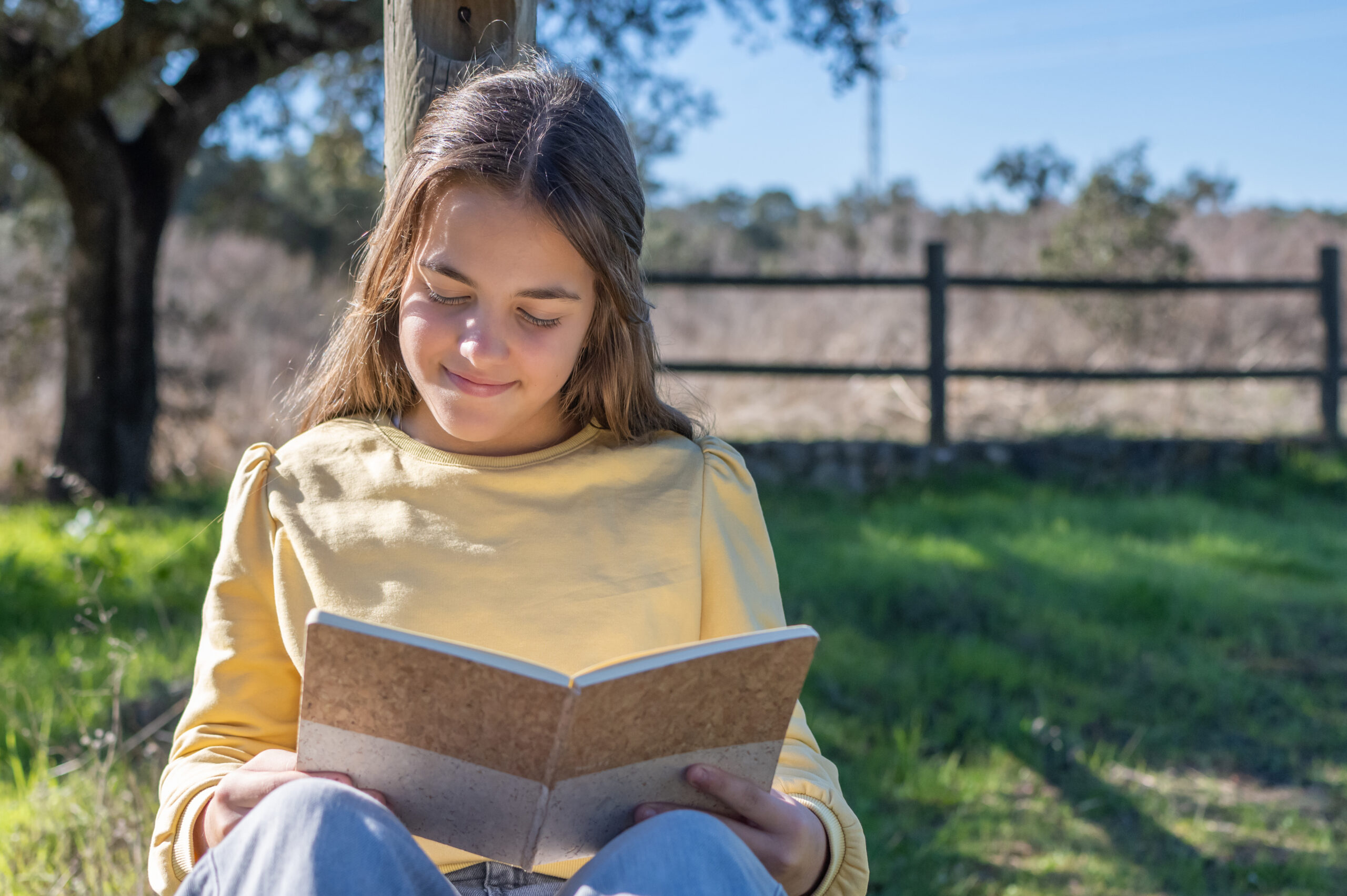 Niña leyendo un libro durante las vacaciones de verano